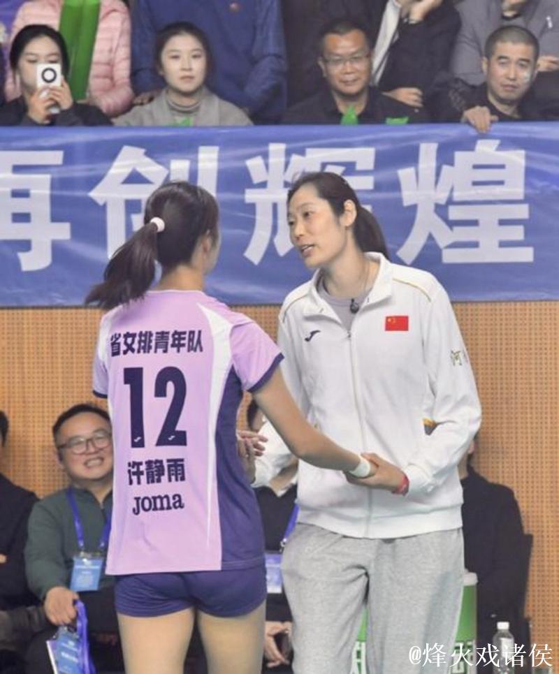 朱婷和庄宇珊互送圣诞礼物，中国女排2号球衣的传承真不是说说而已