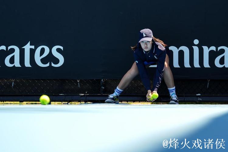 中网球童闪耀2025澳网 以专业诠释中国风采